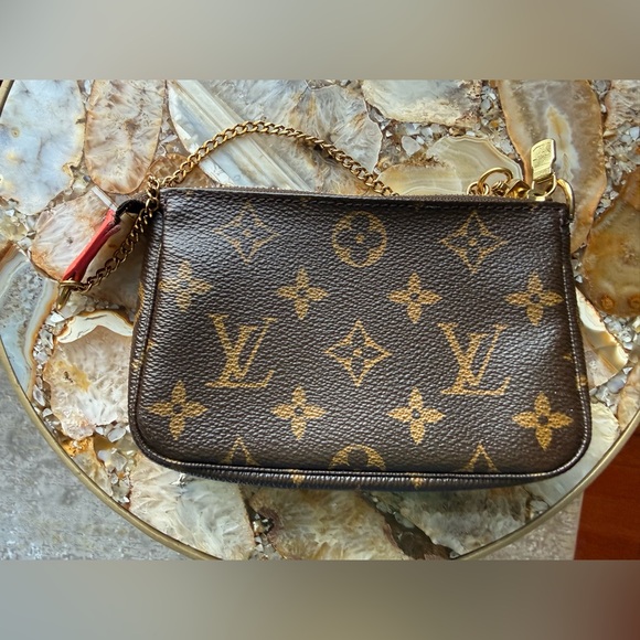 AUTHENTIC LOUIS VUITTON Monogram Evasion Illustré Mini Pochette Accessoires - Picture 3 of 12